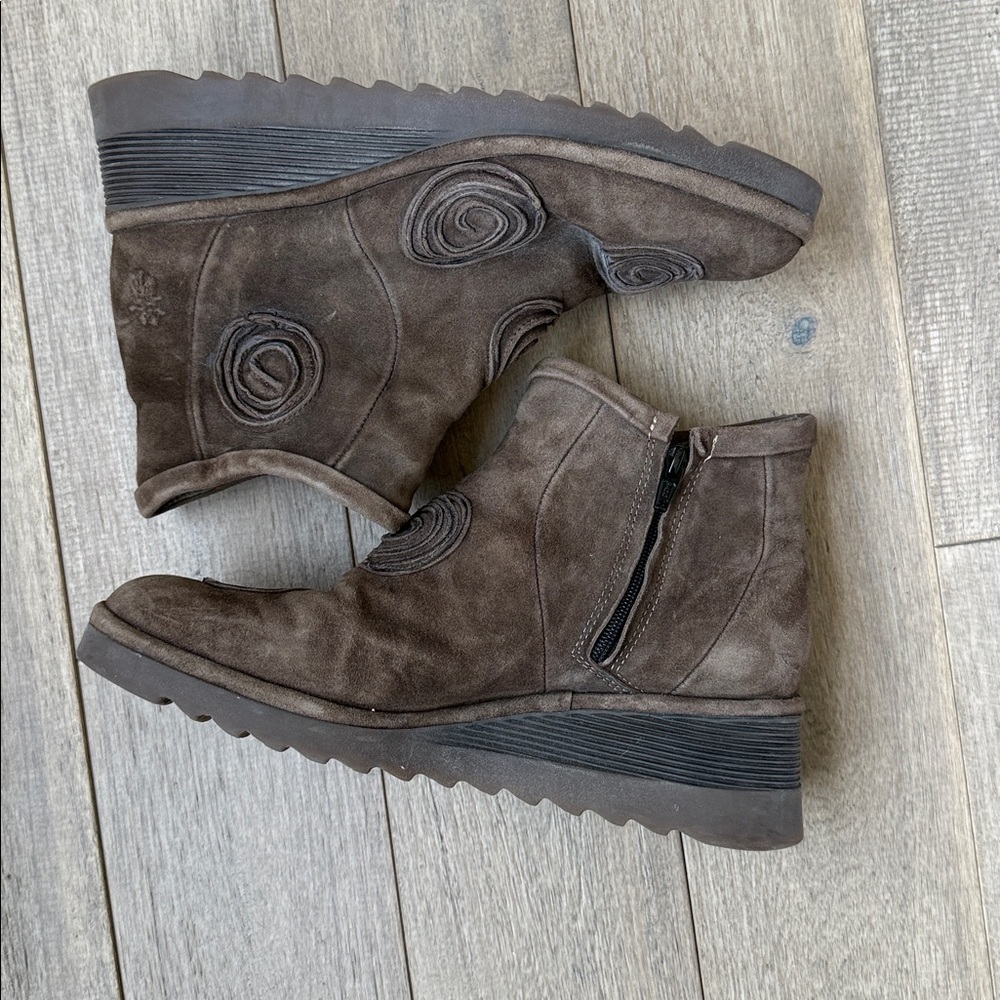 Fly London Dari Brown Suede Ankle Boots with Spiral Appliqué - Picture 4 of 9